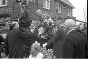 930 Inhalen pastoor Schaars, 26-05-1945