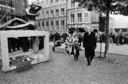 10288-0001 Dodenherdenking. Kranslegging bij monument, 04-05-1981
