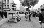 10288-0002 Dodenherdenking. Kranslegging bij monument, 04-05-1981