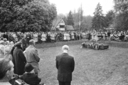 10289-0001 Dodenherdenking. Kranslegging bij monument, 04-05-1981
