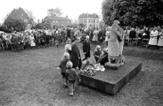 10289-0002 Dodenherdenking. Kranslegging bij monument, 04-05-1981