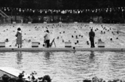 10652-0001 Zwembad Beekhuizen. Start zwemvierdaagse, 29-06-1981