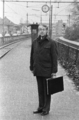 12043-0001 Velp. Burgemeester van Walsum op het station, 29-01-1982