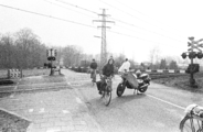 12412-0001 Velp. Politie regelt spooroverweg, 22-03-1982