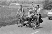 1287-0003 Rijnfietsers in Spijk, 07-08-1977