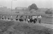 1287-0005 Rijnfietsers in Spijk, 07-08-1977