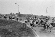 1287-0007 Rijnfietsers in Spijk, 07-08-1977