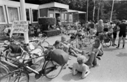 1287-0033 Rijnfietsers in Spijk, 07-08-1977