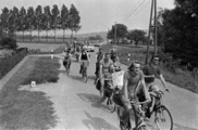 1287-0037 Rijnfietsers in Spijk, 07-08-1977