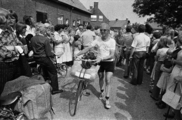 1287-0041 Rijnfietsers in Spijk, 07-08-1977