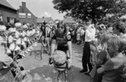 1287-0042 Rijnfietsers in Spijk, 07-08-1977