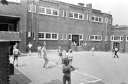 12929-0001 Creutzbergschool. Spelende kinderen, 08-06-1982