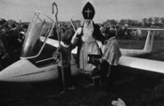 14049-0003 Duiven. Aankomst Sinterklaas in sport-vliegtuigje, 21-11-1982