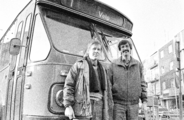 14268-0001 Twee chauffeurs voor de bus, 23-12-1982