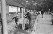 14878-0001 Laag-Soeren. Bomen planten, 23-03-1983