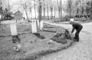 15142-0002 Begraafplaats Rozendaal. Dodenherdenking, 04-05-1983