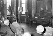 16378-0003 Kasteel Middachten. Mr. W.J. Geertsema en burgemeester J. Drijber, 30-10-1983