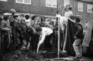 16597-0002 Bomen planten met Sinterklaas, 26-11-1983