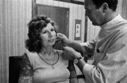 18498-0001 Acupuncturist Jaap van den Heuvel, 30-08-1984