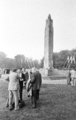 18632-0001 Oosterbeek. Kranslegging bij Airborne Monument , 17-09-1984