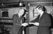 18792-0001 Velp. Aanbieding 'De Velper Klapper' aan burgemeester van Walsum, 09-10-1984