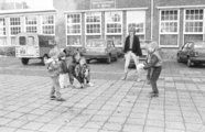 18859-0001 Dienstencentrum 'de Elleboog'. Vrijwilligsters met kinderen, 17-10-1984