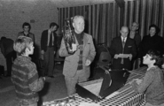 1956-0002 Spankeren. Overhandigen Muziekinstrumenten, 16-11-1977