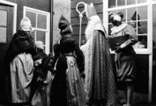 2827-0002 Openlucht Museum. Vitrine Sinterklaas, 31-03-1978
