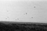 3870-0002 Ginkelse Heide. Para's van het tiende Engelse Bataljon, 16-09-1978