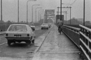 3939-0001 Westervoort. Fietsers IJsselbrug, 29-09-1978