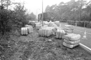 4185-0001 Apeldoornseweg. Vrachtwagen verliest balen verpakte kunstvezels, 30-10-1978