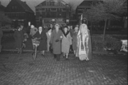 4438-0001 Gemeentehuis. Demonstratie Sinterklaas en bejaarden, 03-12-1978