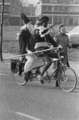 4453-0001 Reigerstraat. Sinterklaas en Zwarte Piet op de tandem, 04-12-1978