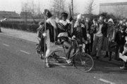 4453-0002 Reigerstraat. Sinterklaas en Zwarte Piet op de tandem, 04-12-1978
