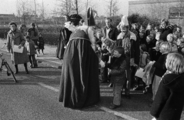4453-0004 Reigerstraat. Sinterklaas en Zwarte Piet op de tandem, 04-12-1978