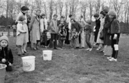 676-0002 Koninginnedag spelen terrein DVOV , 30-04-1977