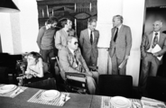 8304-0002 Bestuurders en gehandicapten op bezoek bij minister Tuynman, 13-06-1980