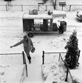 214 Melkboer in de sneeuw, ca. 1960