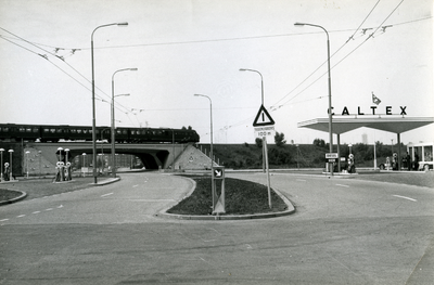 1172 Spoorviaduct met passerende trein en Caltex Service-station aan de Voetiuslaan gezien vanaf de IJssellaan, 1950-1970