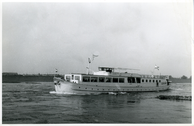 823 Passagiersschip varend op rivier, 1950-1970