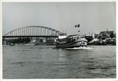828 Passagiersschip Vita Pugna varend op de Rijn voor de John Frostbrug (Rijnbrug), 1950-1960