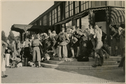 482.01-0001 Arnhem Stationsplein Schoolreisje naar Friesland, 1933