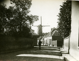 25-0055 Straatbeeld en molen, 1925-1930
