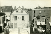 25-0056 Achterkant van woningen en molen , 1925-1930