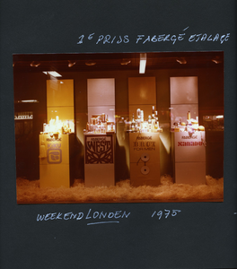 4-0045 Etalages Hagens Warenhuis, 1975