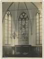 768-0006 Interieur van de dorpskerk Rheden, kijkend naar glas-in-loodraam in het koor, 1914-1928