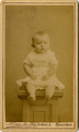 12-0026 Zittende baby, ca. 1900