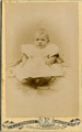 12-0028 Zittende baby, ca. 1900