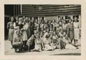 159-0002 Groepsfoto voor de jeugdherberg, 13-07-1939