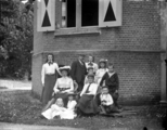 299-0172 Het gezin Pelgrom von Motz van Enghuizen, bij de toren van Enghuizen in Zevenaar. , 1895-1925